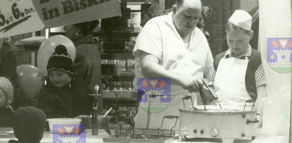 Schaufensterbacken von Otto Schütt sen. und Otto Schütt jun. am 05. und 6. Dezember 1966 in der Niederstraße 14