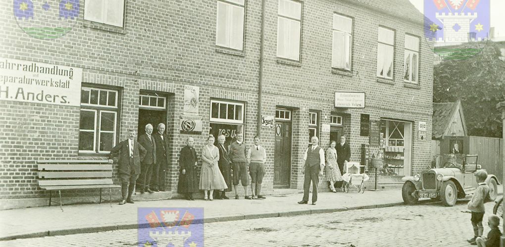 Niederstraße Nr. 27 (erbaut 1924 von Heinrich Anders), darin zwei Geschäfte Fahrradhandlung und Kolonialwarengeschäft