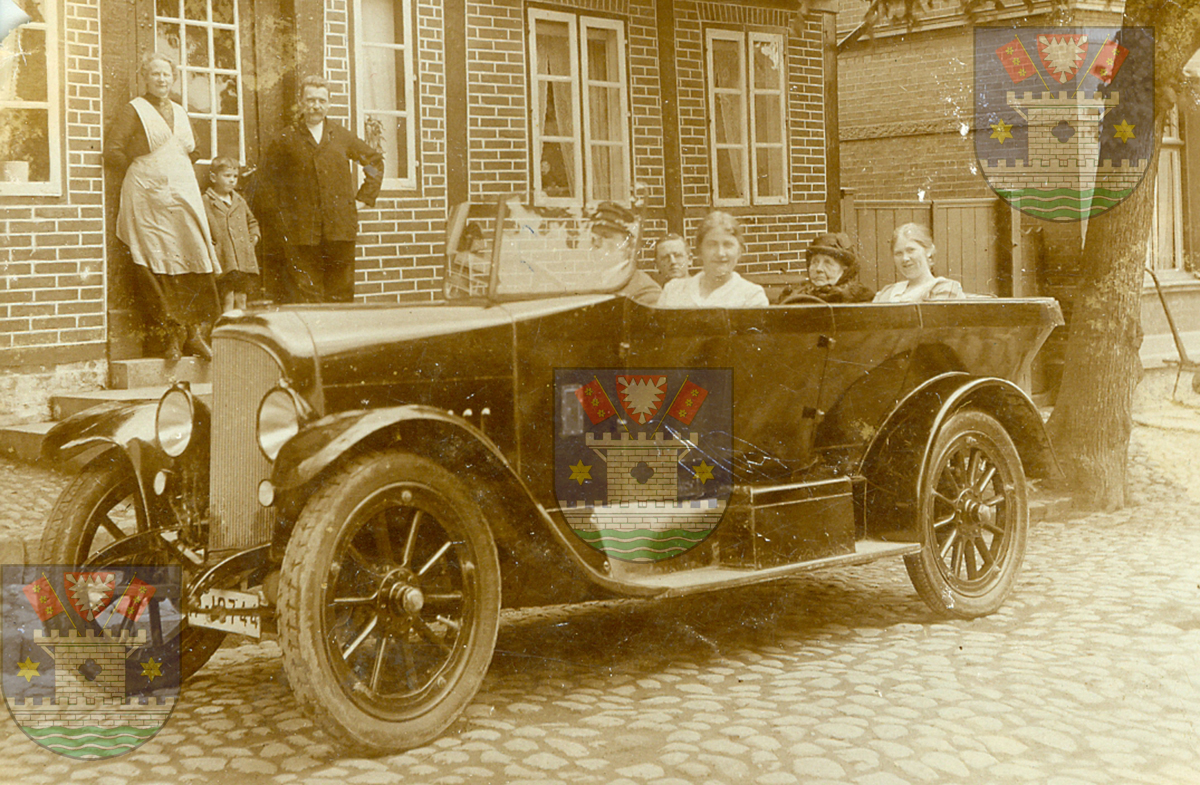 Limousine vor dem Haus des Färbermeisters Ernst Piper in der Neuwerkstr. 3 (Sommer 1927)