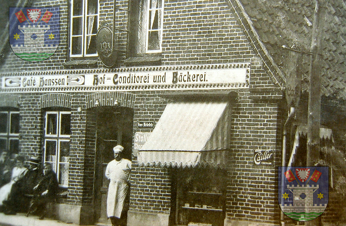 Conditormeister Carl Friedrich Hanssen vor seinem Café mit dem Wappenschild des Hoflieferanten Seiner Königlichen Hoheit des Landgrafen von Hessen